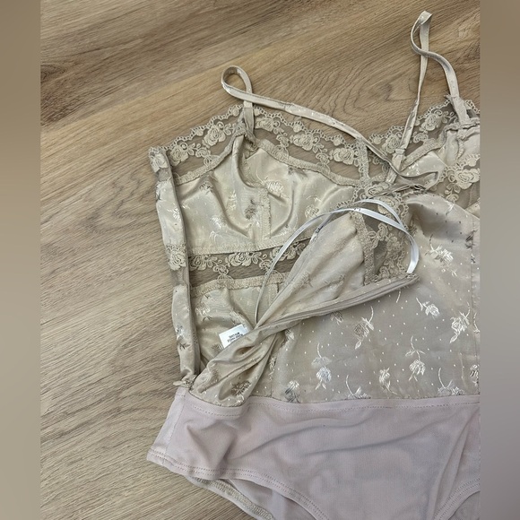Lulu’s Tan Floral Lace Bodysuit size L - Picture 4 of 6